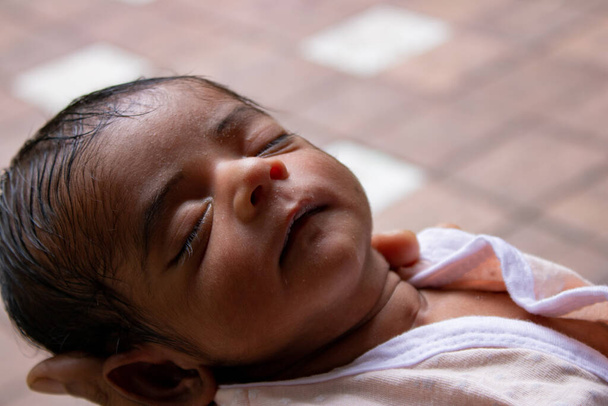Ένα νεογέννητο αγόρι που κοιμάται στο χέρι της μητέρας του. - Φωτογραφία, εικόνα