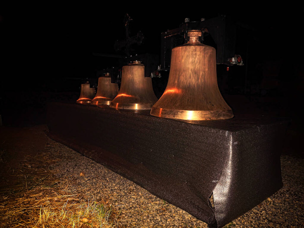 Новоутворені церковні дзвони перед православною церквою в Нові-Сад.. - Фото, зображення