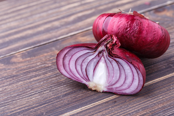 red onions on rustic wood - Foto, Bild