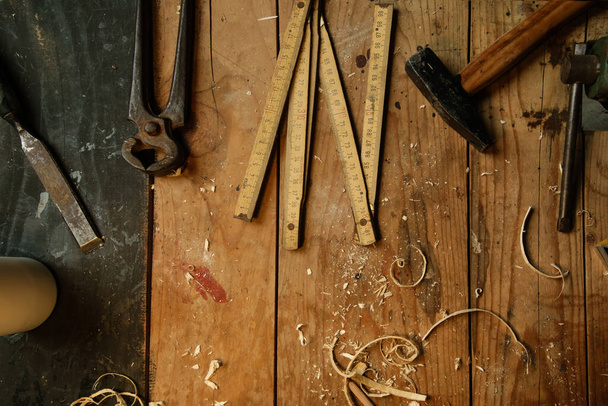 Vista superior na mesa de madeira com ferramentas de carpintaria em oficina - Foto, Imagem