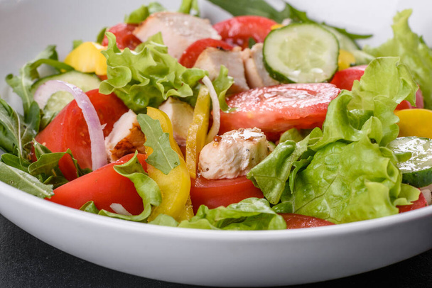 Tuore herkullinen salaatti kanalla, tomaatilla, kurkulla, sipulilla ja vihreillä oliiviöljyllä. Kesäruokalistasalaatit - Valokuva, kuva