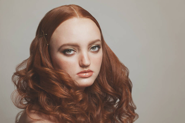 Υπέροχη γυναίκα με κόκκινα μαλλιά. Redhead γυναικείο μοντέλο πορτρέτο - Φωτογραφία, εικόνα