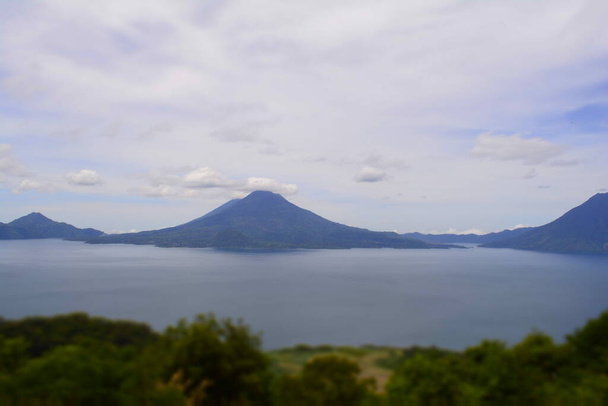volcán y lago hermosos paisajes con muelle - Foto, Imagen