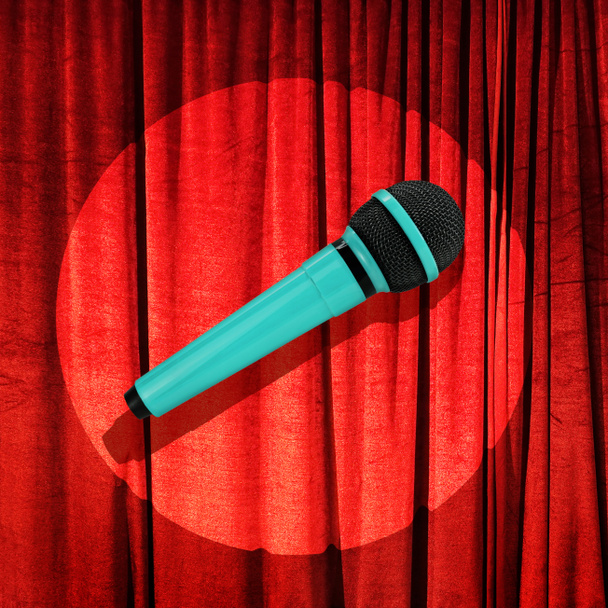 Stand up microfono commedia contro le tende rosse sulla luce riflettore spot trendy concept photo. Concetto spettacolo scena                                - Foto, immagini