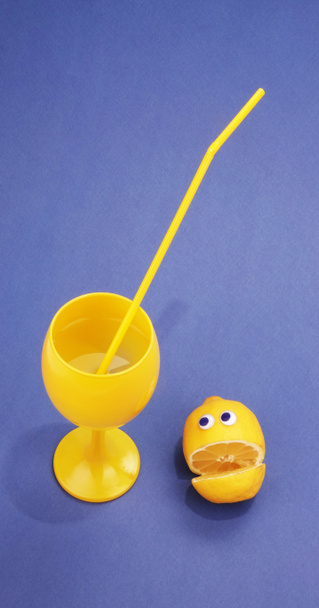       Gelbe Gummiente Spielzeug auf blauem Handtuch Wellen abstraktes Konzept Foto von turbulenten Meer oder Ozean auf blauem Kopierraum Hintergrund                           - Foto, Bild