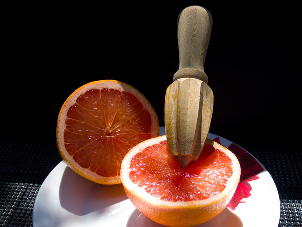 twee helften van grapefruit - Foto, afbeelding