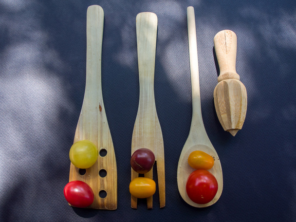 Clolrful tomaatit ja puinen väline
 - Valokuva, kuva