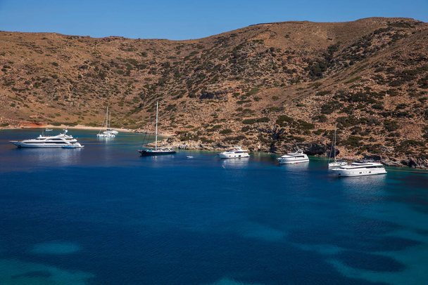 Kythnos島、コロナビーチ、キクラデス・ギリシャの海岸沖に停泊ヨット. - 写真・画像