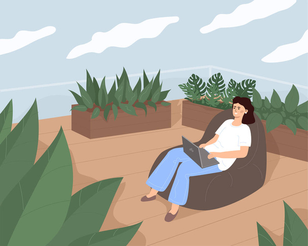 Een jonge mooie vrouw werkt of ontspant zittend in een gezellige tas op het terras, omgeven door groen en planten in de daktuin. - Vector, afbeelding