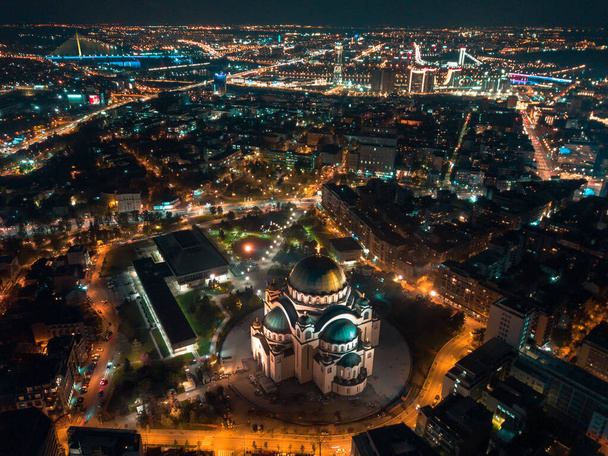 Drone noc ekspozycji St. Sava świątyni i reszta Belgradu - Zdjęcie, obraz