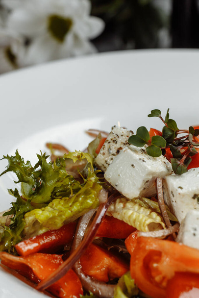 Griechischer Salat mit frischem Gemüse, Feta-Käse und schwarzen Oliven. - Foto, Bild