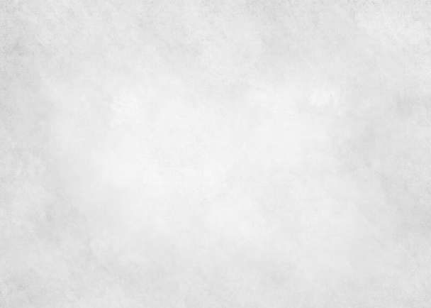 Серо-белый фон со слабой винтажной текстурой, старый белый бетонный дизайн с мягкой потрепанной рукописью с пятнами в старинном пергаменте - Фото, изображение