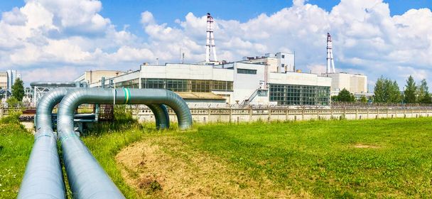 Vista panorâmica para a zona de energia nuclear de Ignalina com natureza verde ao redor, Lituânia - Foto, Imagem
