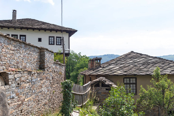 Bulgaristan 'ın Blagoevgrad Bölgesi, Otantik 19. yüzyıl evleriyle Kovaçevitsa köyü - Fotoğraf, Görsel