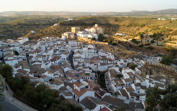 Αρχαία λευκή πόλη με θέα το γεωργικό τοπίο στο παρασκήνιο, Setenil de las Bodegas, Ανδαλουσία, Ισπανία - 5 Σεπτεμβρίου 2018 - Φωτογραφία, εικόνα