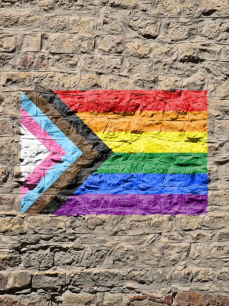 Pared rocosa con la bandera de orgullo LGBT inclusiva pintada en ella - Foto, Imagen