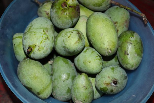 Herkullinen ja terve ärtyisä vihreä kypsä mango varastossa ostoksia myydä - Valokuva, kuva