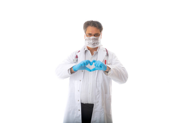Врачи в перчатках делают сердечный знак благодарности или сострадания во время пандемии коронавируса COVID-19 - Фото, изображение