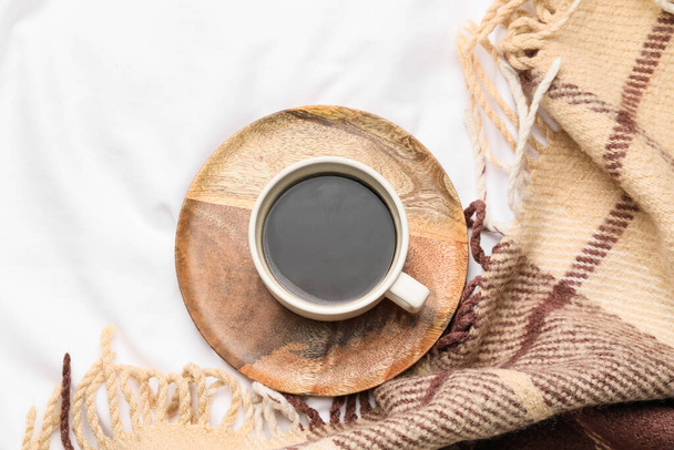 Tasse Kaffee und Plaid auf dem Bett - Foto, Bild