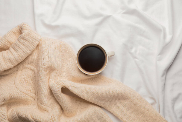 Šálek kávy a svetru na posteli - Fotografie, Obrázek