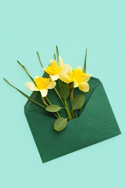 Envelope with beautiful daffodils on color background - Fotografie, Obrázek