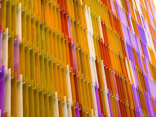 akrylové plastové fólie interiér vertikální a barva oranžová žlutá červená barevný vzor koncepce designu - Fotografie, Obrázek