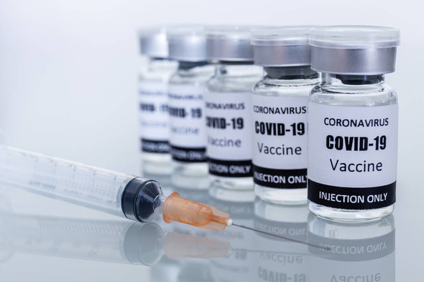 Koronavirüsü veya kovid 19 'u önlemek için bir sürü aşı şişesi ve şırınga. Odaklanmayı seç - Fotoğraf, Görsel