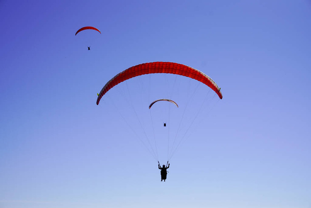 paracaídas parapente en Puy de Dome cielo azul en Auvernia Macizo Francés Central France - Foto, imagen