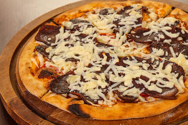 Pizza avec viande de bœuf et fromage secs  - Photo, image