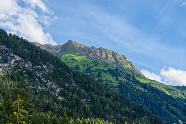 A closeup shot of mountains under a blue sky in the Alps, Austria - Foto, afbeelding