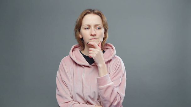 Afbeelding van jonge vrouw in roze trui - Foto, afbeelding