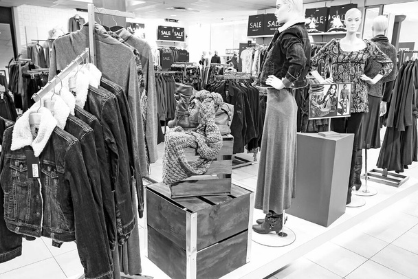 JOHANNESBURG, SOUTH AFRICA - Jan 06, 2021: Johannesburg, South Africa - July 05 2011: Interior of a Fashion Clothing Retail Store - Foto, Imagen