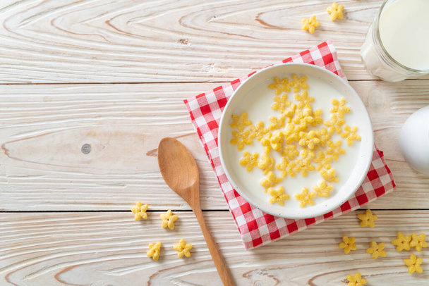 whole grain cereals with fresh milk for breakfast - Foto, imagen