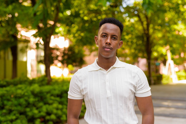 Retrato de un joven empresario africano confiado con ropa casual - Foto, Imagen
