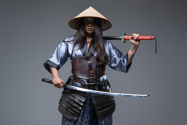 Žena samurajka oblečená v obrněném kimonu s katanou - Fotografie, Obrázek