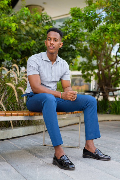 Retrato de un joven empresario africano confiado con ropa casual - Foto, imagen