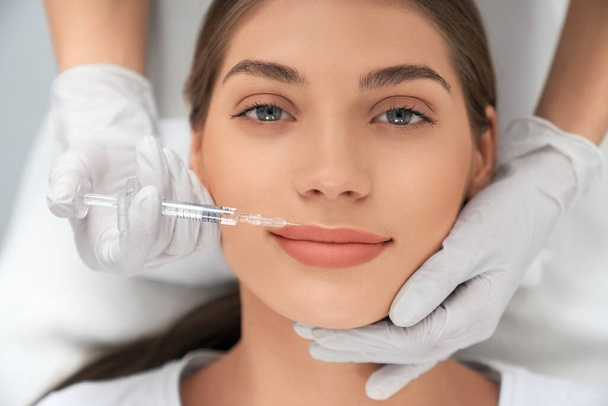 Beauty procedure for improvements lips in salon.  - Foto, immagini