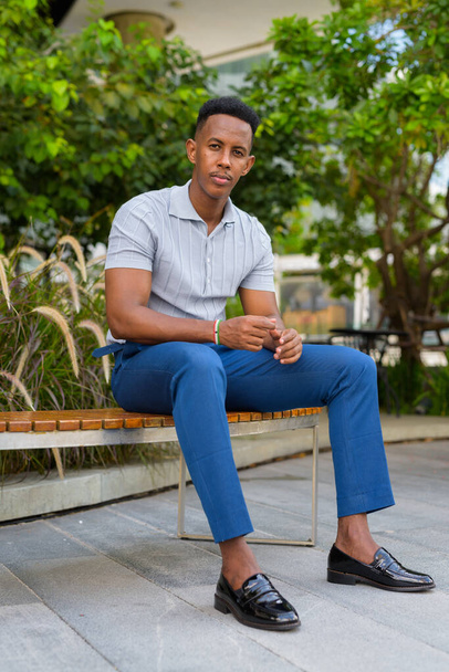 Retrato de un joven empresario africano confiado con ropa casual - Foto, imagen