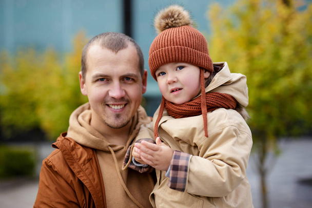 rodzina, rodzicielstwo, koncepcja miłości i szczęścia - portret uśmiechniętego ojca i jego córeczki w jesiennym parku - Zdjęcie, obraz
