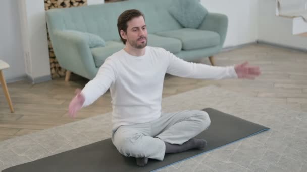 Top View of Young Man doet Yoga op Yoga Mat thuis - Video