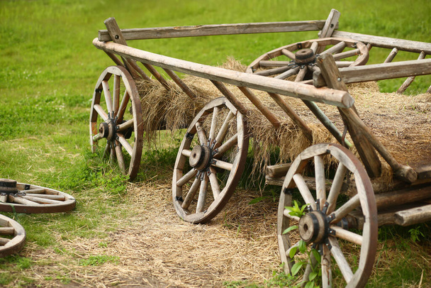 Vecchio carrello di legno vintage o carrozza all'aperto - Foto, immagini