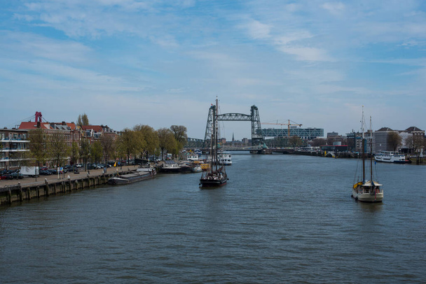 лодки на реке в Роттердаме  - Фото, изображение