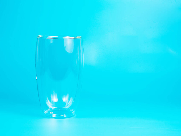 Κενό γυαλί με διπλούς τοίχους αντιγράψετε χώρο σε μπλε φόντο - Φωτογραφία, εικόνα