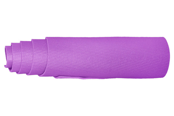 Purpurowa mata do jogi izolowana na białym tle ze ścieżką wycinania. - Zdjęcie, obraz