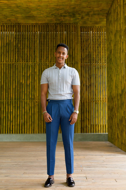 Porträt eines selbstbewussten jungen afrikanischen Geschäftsmannes in lässiger Kleidung - Foto, Bild