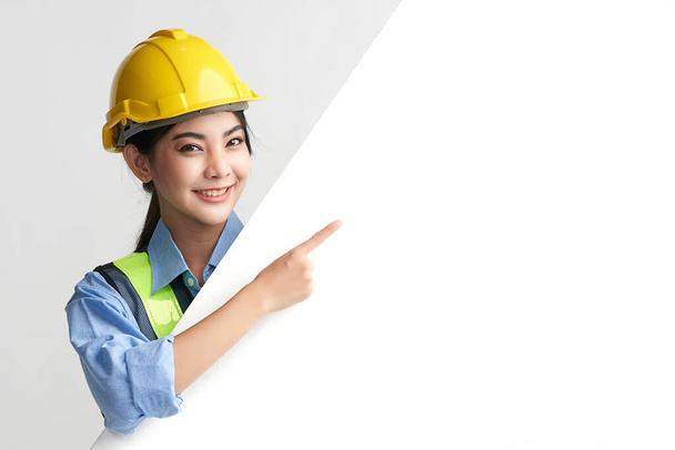 belle asiatique femme ingénieur et casque de sécurité sur fond blanc, concept de construction, ingénieur, industrie. - Photo, image