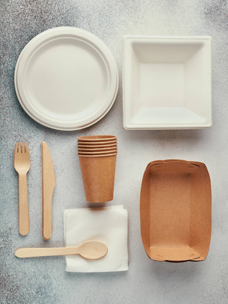 Biologicky rozložitelné jednorázové nádobí. Papírové talíře, kelímky, krabice. Dřevěné příbory. Plocha - Fotografie, Obrázek