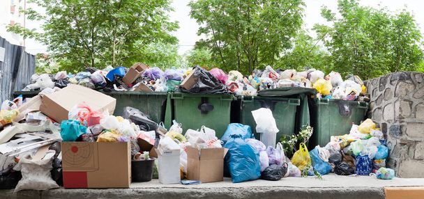 Overloaded dumpster, full garbage container, household garbage bin, trash can, heap of unsorted rubbish: plastic bags, food, paper, glass bottles, metal scrap, pile of refuse, litter, waste management - Foto, Bild
