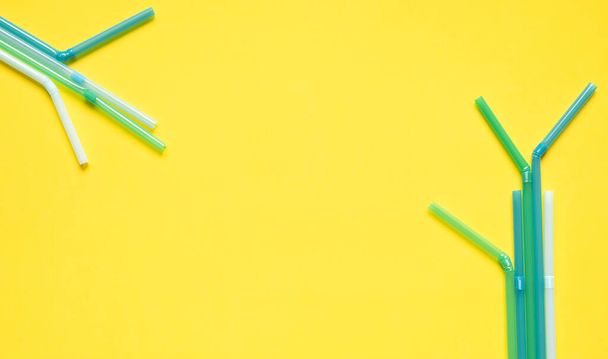 plastic drinks tubes on a yellow background with space for text. - Foto, Bild