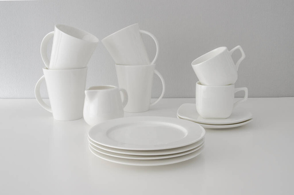 Набір білого посуду на ізольованому фоні
 - Фото, зображення